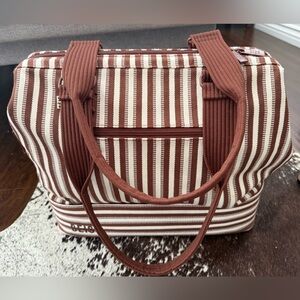 Beis - “The Mini Weekender” bag in Maple Stripe
Dimensions: 16” H x 16” W x 8” D